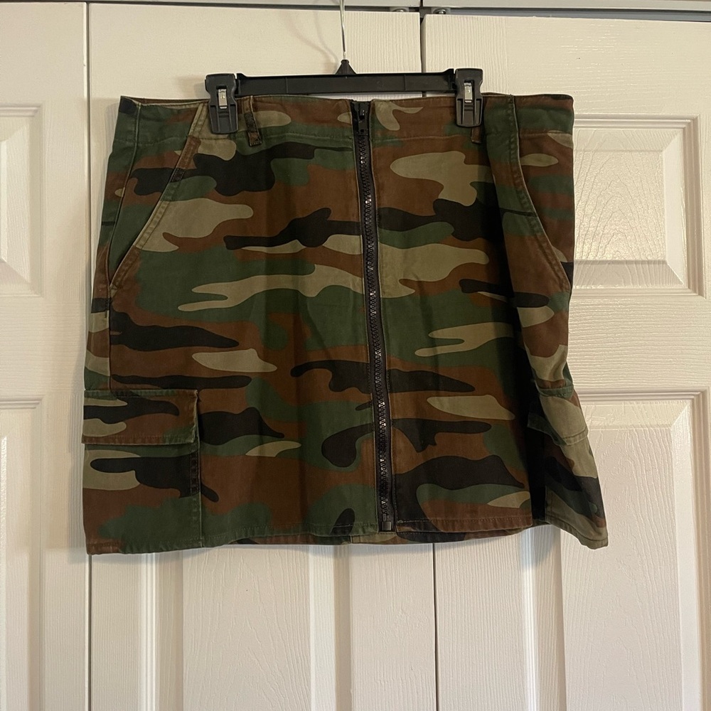Forever 21 Zip-Front Camo Cargo Skirt| Size 2X| Worn Once